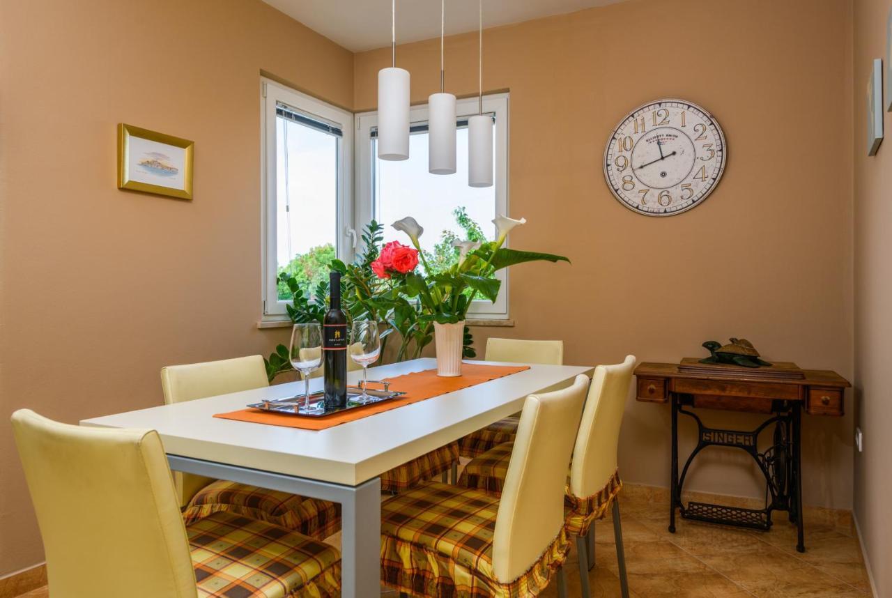 Apartment Sugar Ровин Екстериор снимка