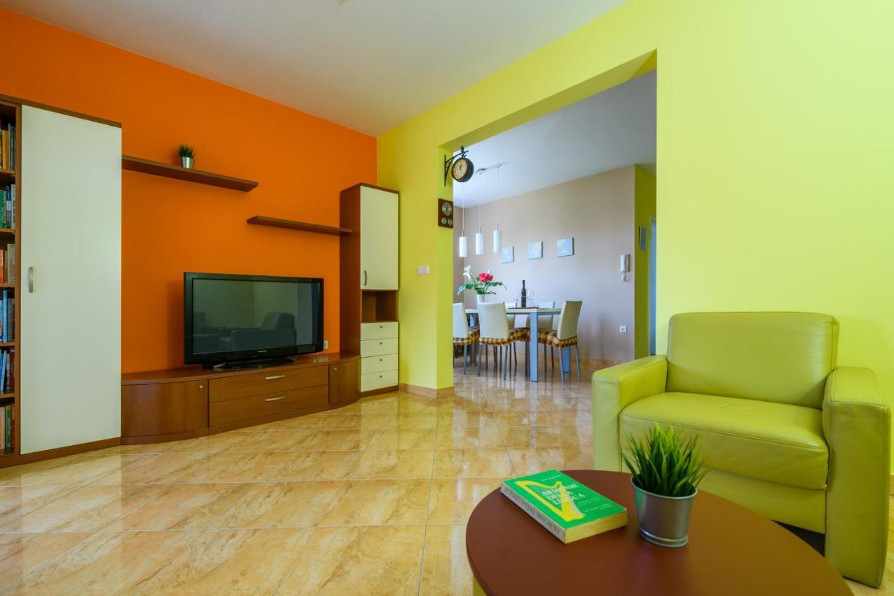 Apartment Sugar Ровин Екстериор снимка